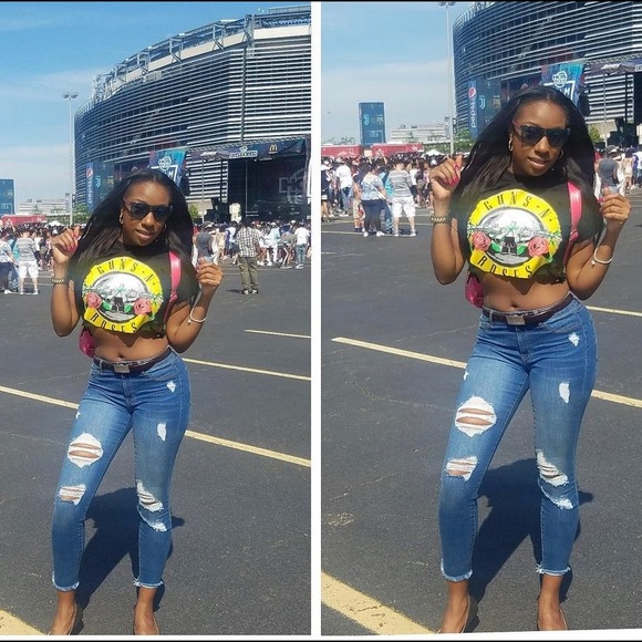 GUNS & ROSES CROP TOP - Picture 2 of 2